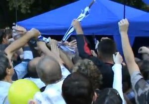 В Мариуполе чуть не подрались за бесплатные зонты от Партии регионов