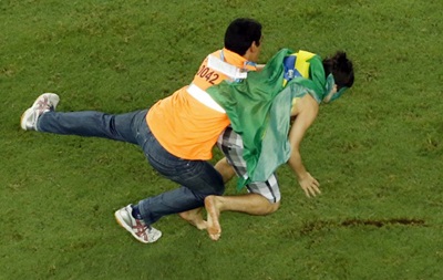 Фанат з прапором змусив стюардів побігати після матчу Бразилія - Колумбія