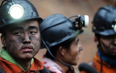 На шахте в Китае под землей заблокировано 17 горняков
