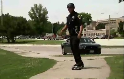В США полицейский поменял машину на скейтборд