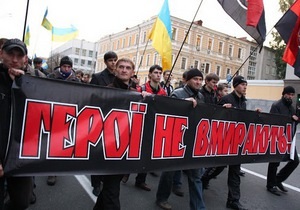 В Киеве около 500 человек почтили память Героев Крут факельным маршем