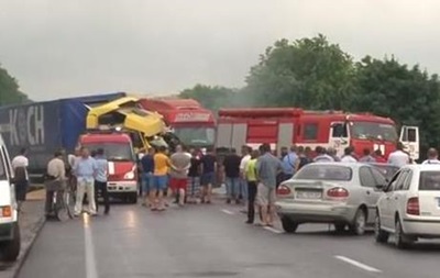 Во Львовской области столкнулись четыре авто, есть пострадавшие