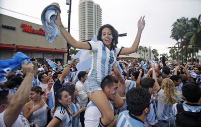 Фотогалерея: Як аргентинські фанатки раділи виходу збірної у фінал 