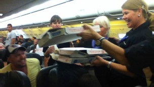Пілот літака замовив піцу для пасажирів