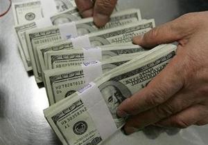 НБУ намерен выйти на межбанк для продажи долларов