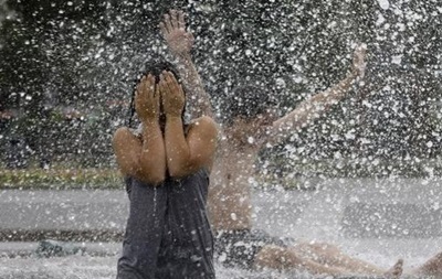 Початок тижня в Україні буде спекотним і дощовим