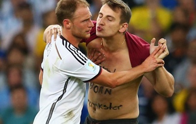 Российский фанат пытался поцеловать игрока сборной Германии во время финала ЧМ-2014