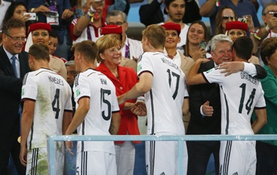 Меркель обнималась с футболистами сборной Германии после победы на ЧМ-2014