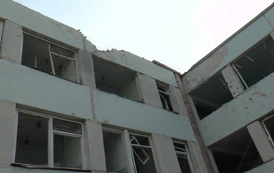 В здании луганской школы под обстрелом погибла женщина - СМИ
