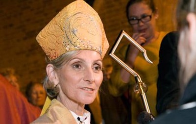 В Великобритании разрешили посвящать женщин в епископы