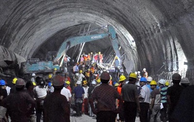 У Китаї обвалився залізничний тунель: під завалами перебувають люди 