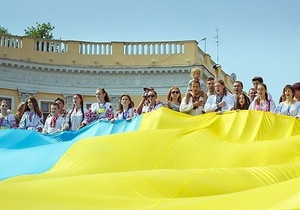 Над Потемкинской лестницей в Одессе развернули 22-метровый флаг Украины