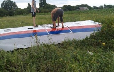 Падіння пасажирського авіалайнера в Донецькій області: фото 