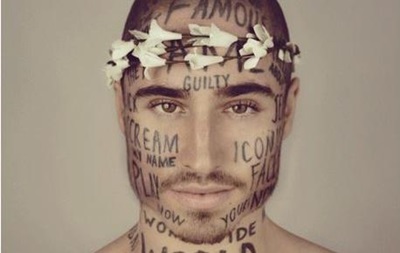 Мужчина сделал 25 татуировок на лице, чтобы стать самым знаменитым