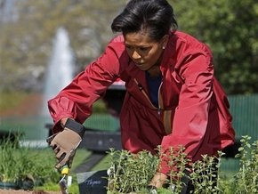Мишель Обама засадила огород у Белого дома