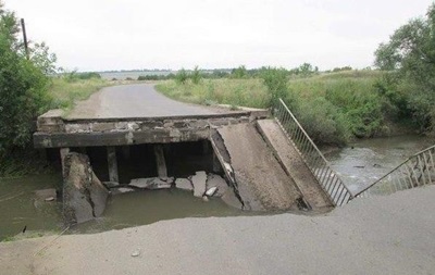 На Донбассе взорвали мост через реку Лугань 