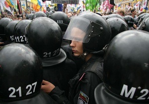 Митингующие прорывают кордоны милиции на Крещатике. На Майдане собираются сторонники оппозиции