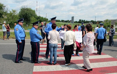 У Львівській області матері військових перекрили дорогу Київ-Чоп