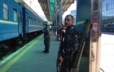 В Донецке вокзал принимает и отправляет поезда под обстрелом 