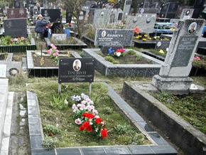 В Луганской области подростки повредили более 20 надгробий