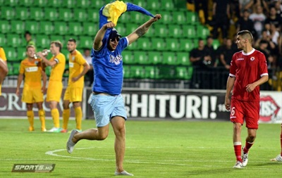 Выбежавший на поле болельщик с флагом Украины остановил матч Лиги Европы
