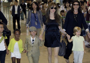 Анджелина Джоли призналась, что кормит детей кузнечиками