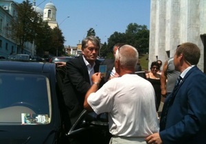 Ющенко пришел к Украинскому дому и поставил подпись за отмену закона о языках