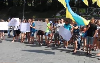 Молодежь под Кабмином требует отставки министра Булатова