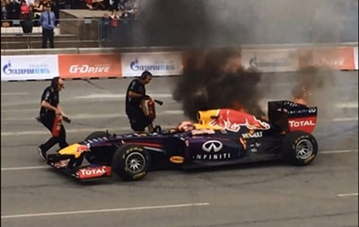 Шоу-кар Red Bull Racing сгорел во время заездов в Челябинске (видео)
