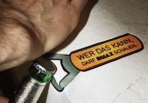 Немецкий мужской канал показал, как нужно открывать бутылки