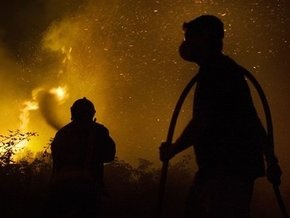 Пожар на иловых полях в Бортничах все еще не потушен