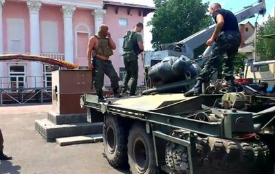 Батальон Айдар снес памятник Ленину в городе Счастье