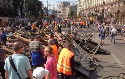 На Майдане субботник, убирают баррикады