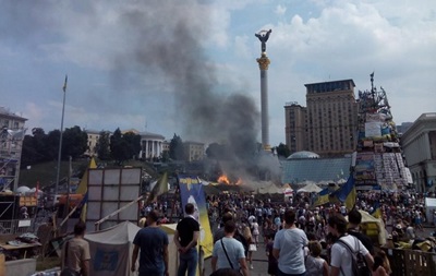 В Киеве возле стеллы Независимости горят палатки