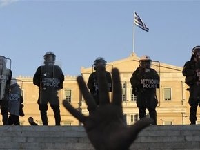 В греческом городе Патры демонстранты заблокировали полицейское управление