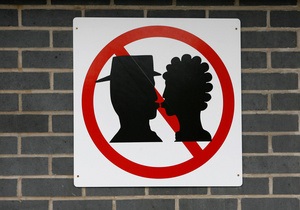 Немецкие активисты выступают против поцелуев на работе