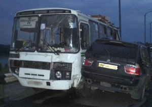 В Днепропетровске внедорожник BMW протаранил автобус