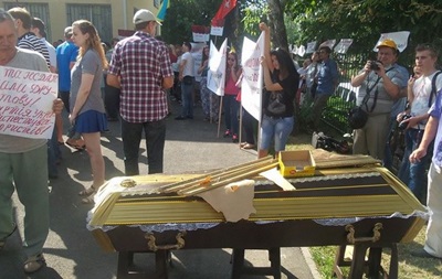 Активісти принесли труну під будівлю суду, де розглядають справу про заборону КПУ