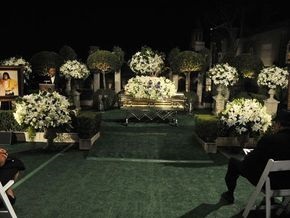 Фотогалерея: Майкл Джексон похоронен в Большом мавзолее