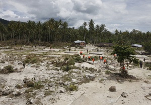 Число жертв цунами в Индонезии достигло 370 человек