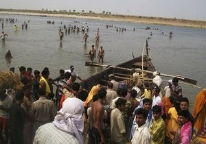 Число жертв крушения лодки на Ганге достигло 47 человек