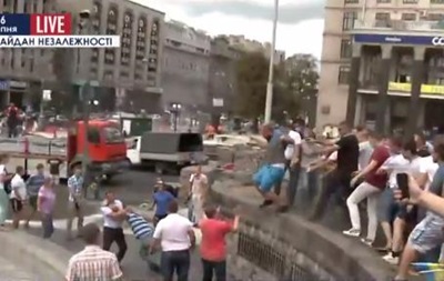 На Майдане неизвестные избили журналистов