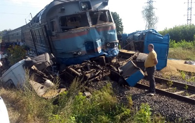 У Хмельницькій області зіштовхнулися пасажирський поїзд і вантажівка, є жертви