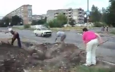 Мешканці Макіївки проганяють сепаратистів і заривають окопи - соцмережі 