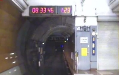 Обнародовано видео с разбившегося в московском метро поезда