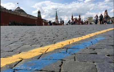 У Москві на Красній площі розмалювали асфальт у жовтий і блакитний 