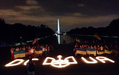 В Вашингтоне выложили из свечей большой трезубец  и спели гимн Украины