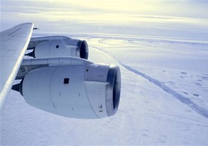 В Антарктиде обнаружены обломки пропавшего самолета с канадцами
