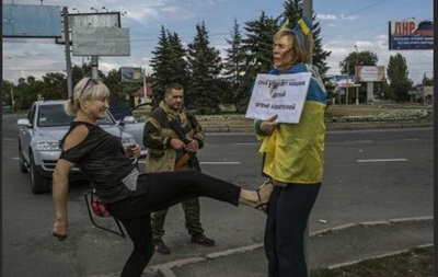 Міліція розслідує побиття жінки з українським прапором у Донецьку
