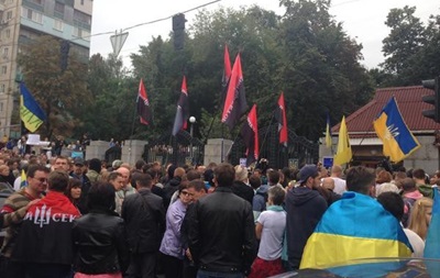 Колона мітингувальників рушила від Генштабу в бік Адміністрації Президента